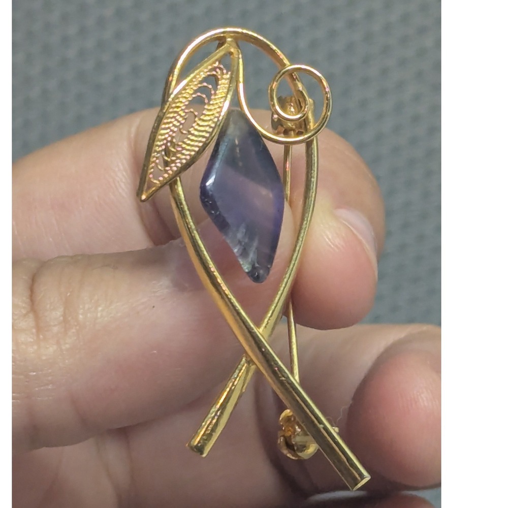 Vintage Gold Tone Abstract Filigree Leaf Purple Stone Brooch Pin Japan Stunning - Picture 2 of 6